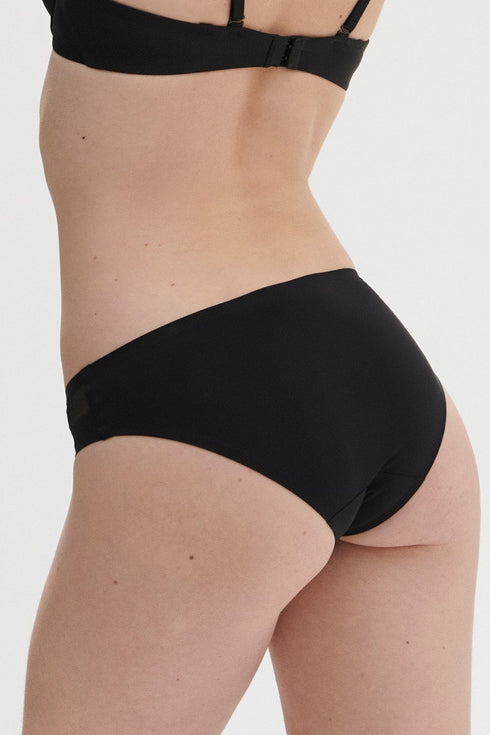 Slip Schwarz ESSENTIEL SIMONE PÉRÈLE